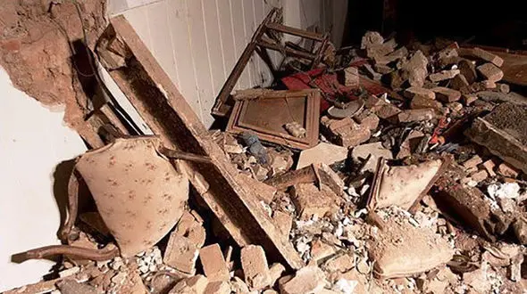 نشت لوله آب ساختمان را پایین ریخت