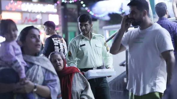 توزیع گل و شیرینی به مناسبت میلاد باسعادت پیامبر مکرم اسلام در میادین شهر /  از سوی فرماندهی نیروی انتظامی تهران بزرگ برگزار شد