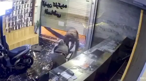 فیلم عجیب سرقت از مغازه موبایل فروشی / در چند ثانیه گاوصندوق و گوشی ها به سرقت رفت