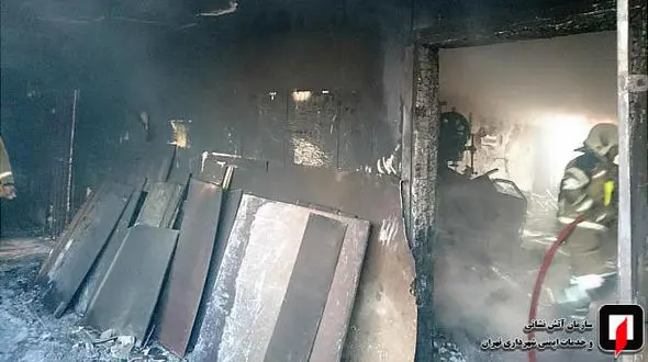 آتش سوزی کارگاه تولید مبلمان در شمال شرق تهران + عکس