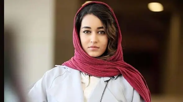 فیلم / مه لقا مینوش به صحرا اسداللهی: خجالت نمیکشی با این لباس ها توی اکران ها .../  صحرا : تا کور شود هر آن کس ....
