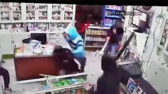 مردان شمشیر‌زن‌ به یک داروخانه حمله کردند + فیلم