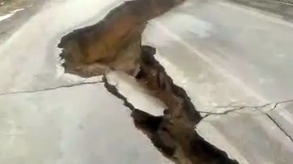 شکاف وحشتناک در جاده  تبریز ! + فیلم