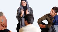 فیلم/ خلاقیت خنده دار یک دختر دم بخت برای پیدا کردن شوهر/ از جای دور دنبال دختر نگردین من وسط محله هستم