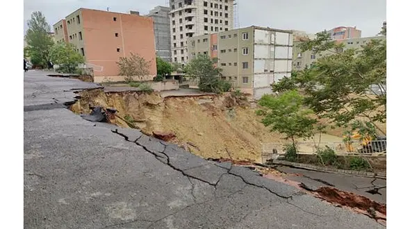 زمین ناگهان دهان باز کرد /همه ناگهان وحشت کردند