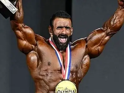 واکنش / هادی چوپان: مادرم ایران شرمندتم، خدا شاهد همه چیز است، قلب پسرت تکه تکه شکسته است از قضاوت ها 