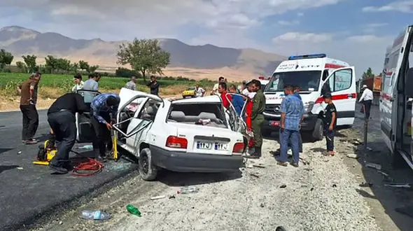 تصادف مرگبار خودرو ون کارگران معدن با پراید / مصدومان به بیمارستان منتقل شدند