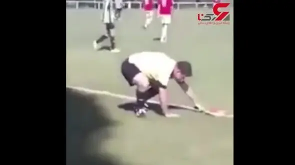 حرکات عجیب داور در زمین فوتبال به علت مصرف مشروبات الکلی+فیلم