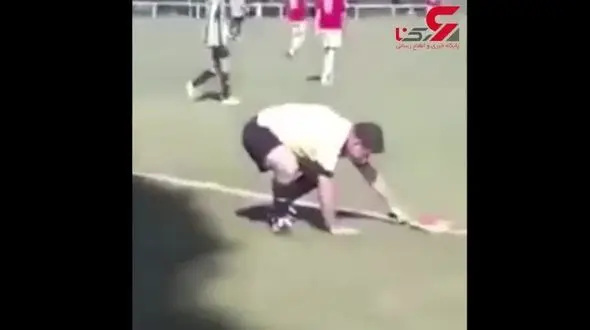 حرکات عجیب داور در زمین فوتبال به علت مصرف مشروبات الکلی+فیلم