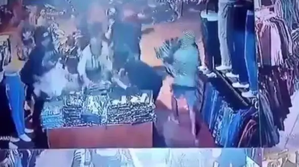 سرقت عجیب و دسته جمعی از فروشگاه لباس !! + فیلم