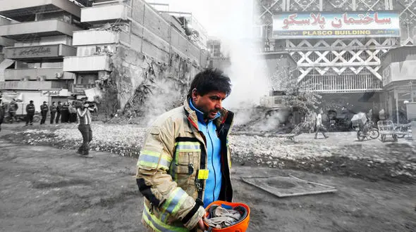 دهمین پیکر شهید آتش نشان پیدا شد / اشک های سخنگوی آتش نشانی سرازیر شد+ فیلم