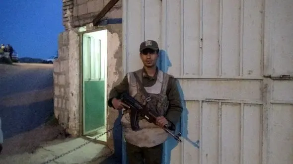 سرباز وظیفه شناس در پلدختر مسیر ۳۵ کیلومتری را پیاده آمد+ عکس