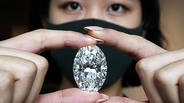 حراج الماس ۱۰۲ قیراطی به قیمت ۳۳ میلیون دلار + عکس