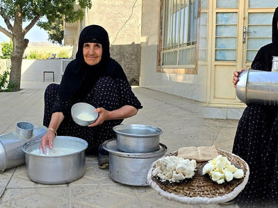 غذای محلی مادربزرگ ایلامی؛ طرز تهیه ماست و دوغ سنتی در روستا / فیلم