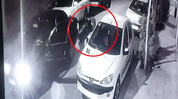 فیلم سرقت پژو 206 در کمتر از 20 ثانیه در مشهد / سارق کلاه به سر گریخت