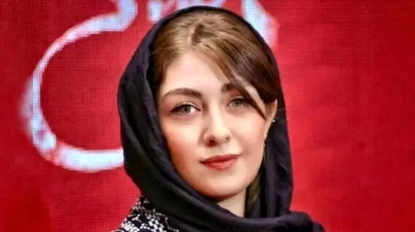 عکس/ مدلینگ فوق خاص الیکا ناصری با مدل مانتو های دخترونه و عروسکی/ چقدر مناسب سنش لباس میپوشه!