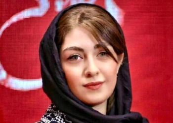 عکس/ مدلینگ فوق خاص الیکا ناصری با مدل مانتو های دخترونه و عروسکی/ چقدر مناسب سنش لباس میپوشه!