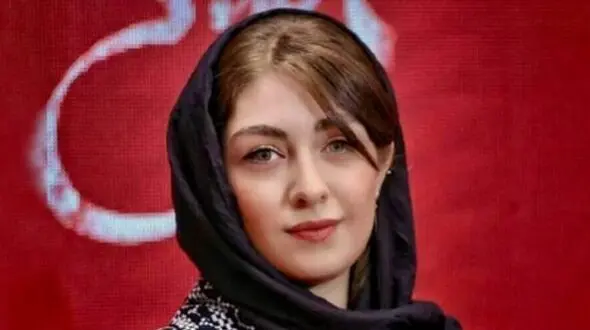 عکس/ مدلینگ فوق خاص الیکا ناصری با مدل مانتو های دخترونه و عروسکی/ چقدر مناسب سنش لباس میپوشه!