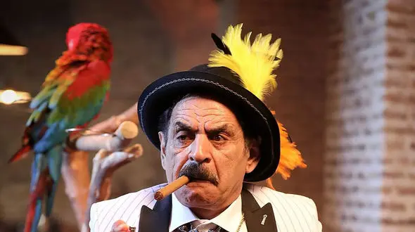 خوش و بش بازیکنان تیم ملی با عمو رشید /  میپره بغل علیرضا بیرانوند میگه بغلم کن + فیلم