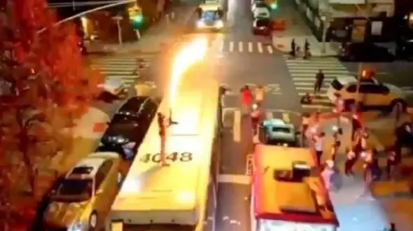 شیرین کاری خواننده معروف روی سقف اتوبوس کار دستش داد!