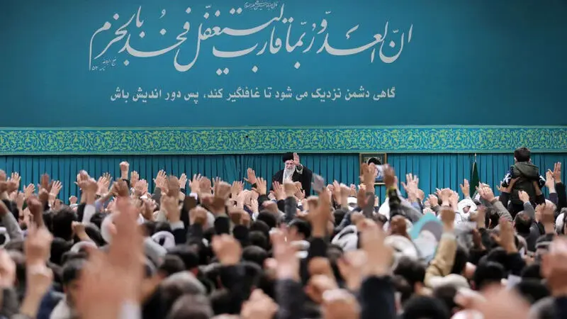  رهبر انقلاب در دیدار هزاران نفر از مردم آذربایجان شرقی