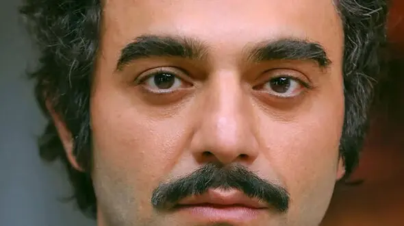 نگاهی به دکوراسیون خاص کافه دنج و نوستالژیک صابر ابر در دل یک خانه قدیمی؛ جایی که هر گوشه‌اش بوی خاطره و زندگی می‌دهد