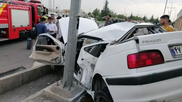 3 عکس وحشتناک از تصادف پژو با تیر برق در قزوین + جزییات