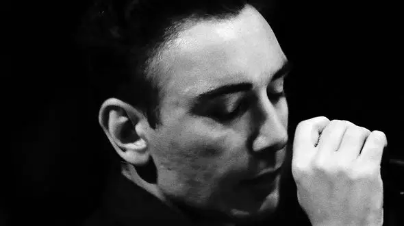 دانلود آهنگ باشکوه و غمگین شادمهر عقیلی به نام شاید من بدم دلتو زدم / شاید بدجوری گیره دلت