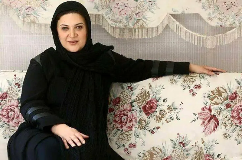 عکس ها / نگاهی به چیدمان مجلل خانه ریما رامین فر «همای پایتخت» / از مبلمان کلاسیک خوشرنگ و فرش مجلل تا پرده های باشکوه