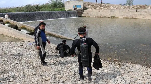 غواصان بیرجندی جسد پسر جوان را بیرون کشیدند