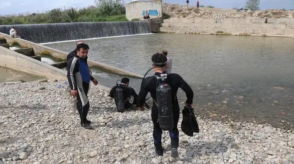 غواصان بیرجندی جسد پسر جوان را بیرون کشیدند
