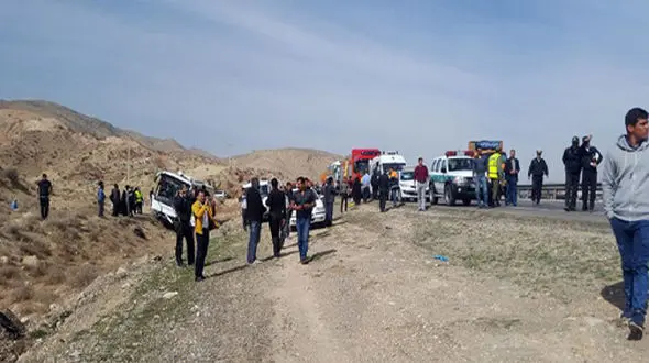 واژگونی اتوبوس مسافربری در استان فارس +تصاویر