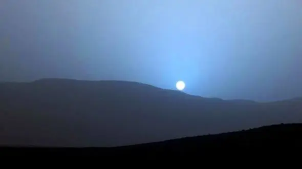 عجیب ترین غروب آفتاب به رنگ آبی+عکس