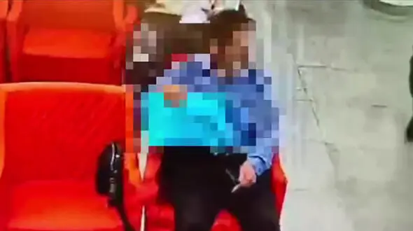 فیلم صحنه سرقت کیف زنانه در داخل بانک سامان شهریار / این دزد را می شناسید؟