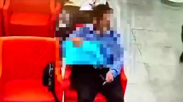 فیلم صحنه سرقت کیف زنانه در داخل بانک سامان شهریار / این دزد را می شناسید؟