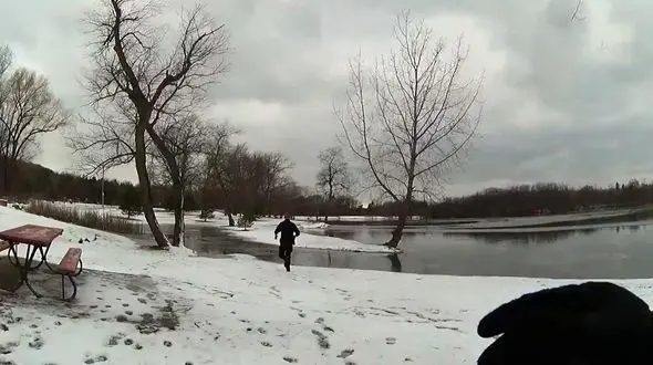 فیلم بیرون کشیدن یک سگ از دریاچه یخ زده / از مرگ برگشت