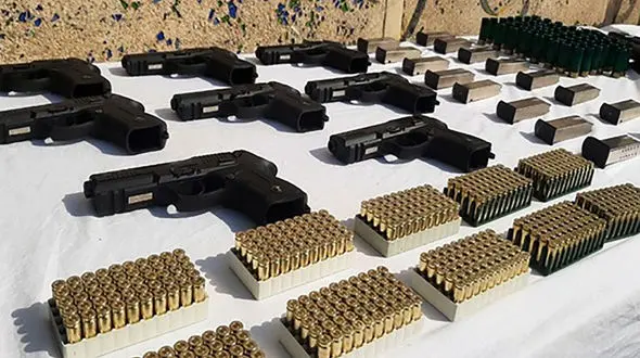 کشف 8 کلت کمری جنگی و 16 خشاب در عملیات ضربتی پلیس