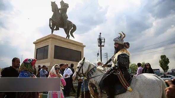 مجسمه رستم و رخش نمادی از شاهنامه و گذر از هفت‌خوان است