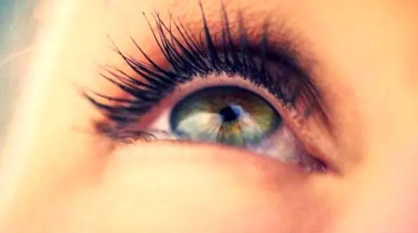 عوارض کاشت مژه مصنوعی!/سرطان ها در کمین زنان