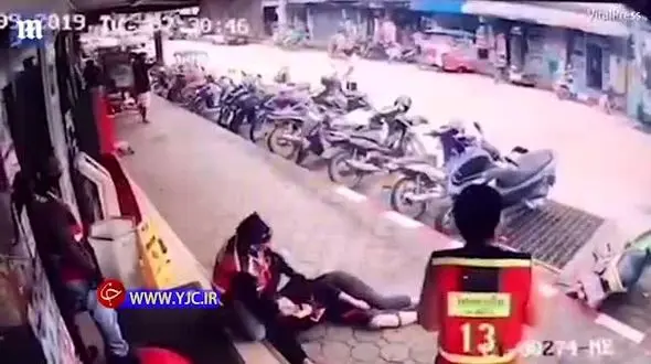 نجات معجزه‌آسای این زن از برق ولتاژ بالا + فیلم
