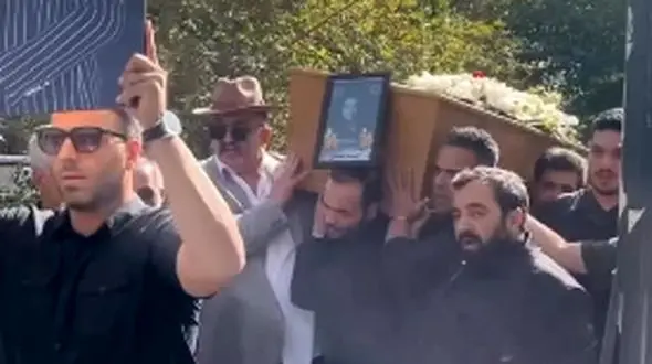 فیلم مراسم تشییع امید جهان با حضور چهره‌های معروف؛ شراره رخام و پویا امینی و... /ذکر لااله الا الله توسط احمد ایراندوست