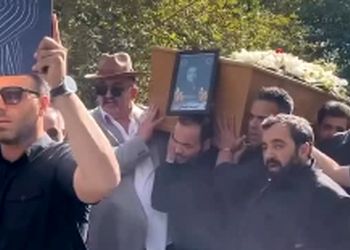 فیلم مراسم تشییع امید جهان با حضور چهره‌های معروف؛ شراره رخام و پویا امینی و... /ذکر لااله الا الله توسط احمد ایراندوست