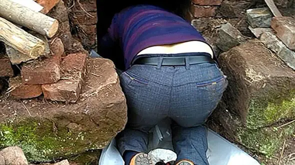 مردی که قبر خود را کند تا در آن جان دهد+ عکس