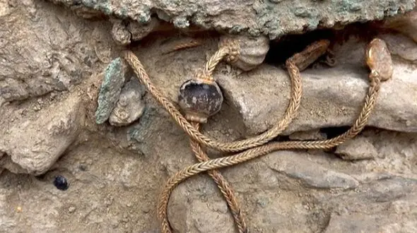 کشف گنج نفیس از زمین باغ  + عکس عتیقه جات منحصربفرد