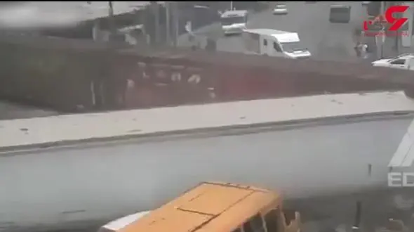 لحظه وقوع تصادفی وحشتناک میان قطار، تریلی، خودروی سواری و موتور + فیلم 