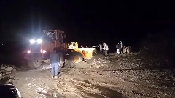 200 خودرو در سیل بامداد امروز محور خوی ـ رازی گرفتار شدند / راهداری به داد آنها رسید