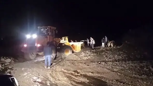 200 خودرو در سیل بامداد امروز محور خوی ـ رازی گرفتار شدند / راهداری به داد آنها رسید
