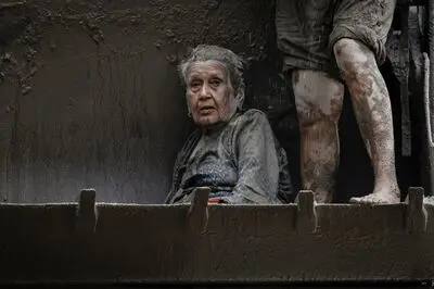 شوکه کننده ترین عملیات نجات از زیر آوار / این زن 24 ساعت گرفتار بود + عکس