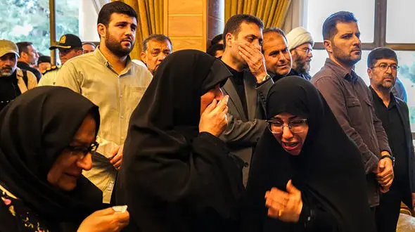  عکس تلخ از گریه‌ های همسر رییس جمهور شهید