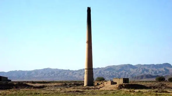 خطر ریزش دودکش‌های قدیمی کوره آجر پزی در یزد